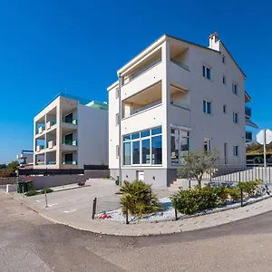 Aurelia Apartment